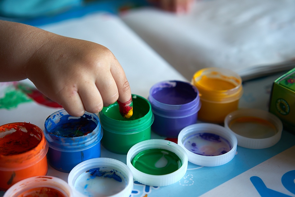 Переливание красок играть. Краски для рисования. Краски для детей. Пальчиковые краски для малышей. Баночки с краской.